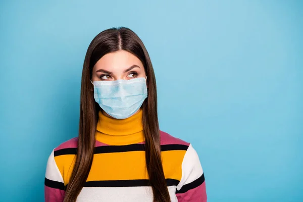 Close-up retrato dela ela muito pensativo menina vestindo gaze segurança máscara viral pneumonia doença influenza pandemia prevenção contaminação isolado sobre brilhante vívido azul cor de fundo — Fotografia de Stock