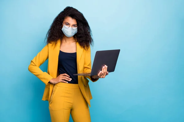 Foto dela ela atraente elegante senhora elegante usando laptop usando máscara de segurança mers cov infecção medidas preventivas trabalhando remotamente a partir de casa wfh isolado fundo de cor azul — Fotografia de Stock