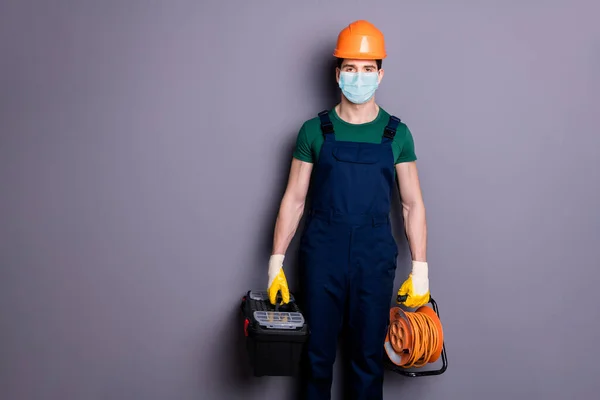 Porträt seines attraktiven gesunden Kerls Arbeiter mit Sicherheitsgaze Schutzmaske ansteckende virale Lungenentzündung mers cov Infektionsprävention tragen Werkzeuge isoliert graue Farbe Hintergrund — Stockfoto