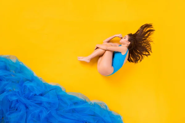 Yüksek açılı düz düzlük üzerinde uzanan konsept o çekici sportif formda kız dalış yapan deniz kıyısı suyu izole parlak parlak parlak parlak parlak parlak sarı arka plan — Stok fotoğraf