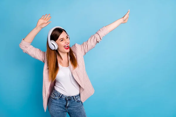 Photo of őszinte funky vicces lány többi pihenni hallgatni zene headset képzeld el táncol diszkóban viselni jó megjelenés ruhák elszigetelt kék szín háttér — Stock Fotó