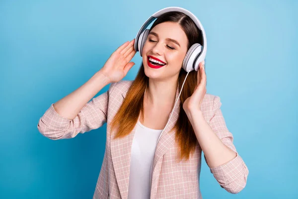 Retrato de la chica franca contenido escuchar lista de reproducción de radio tienen auriculares sentir placer usar buena ropa mirada aislado sobre fondo de color azul — Foto de Stock