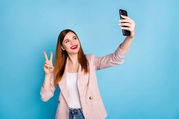 Portret pozytywny wesoły Instagram blogger dziewczyna cieszyć weekend odpoczynku make selfie smartfon v-sign nosić kurtkę w kratkę izolowane na tle niebieskiego koloru — Zdjęcie stockowe