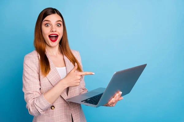興奮ショックの女の子のマネージャーの仕事の肖像ホームノートパソコンのポイントインデックスフィンガースクリーン感銘を受けたソーシャルメディアのプロモーションは、青の色の背景に隔離された再生ジャケットを着用 — ストック写真