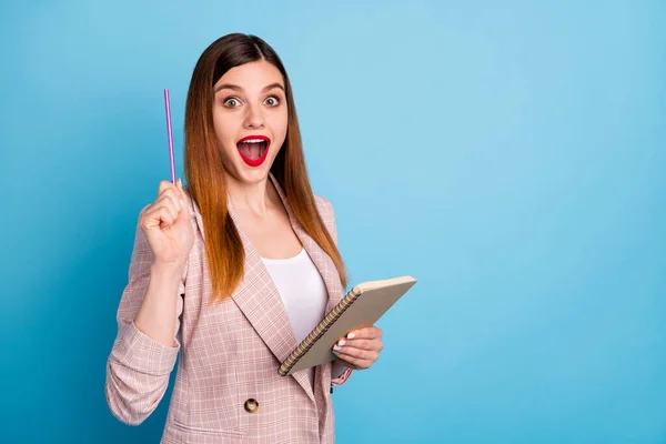 Sorpreso eccitato ragazza del liceo scrivere diario copybook rapporto pensare decidere idea incredibile sollevare matita fino stile di usura elegante alla moda giacca a quadri copyspace isolato colore blu sfondo — Foto Stock