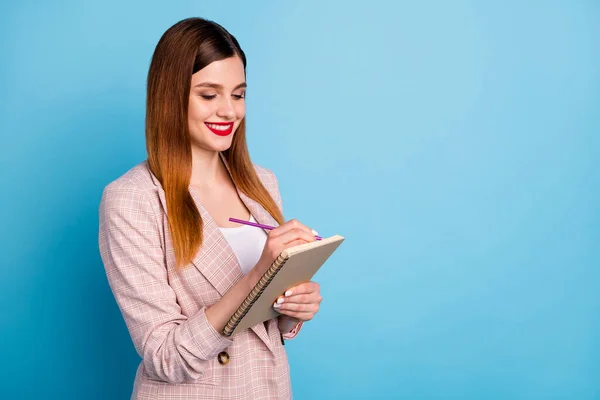 Foto de secretaria de chica enfocada positiva escribir libro de copybook de presentación universitaria start-up disfrutar del trabajo de cuarentena remota usar ropa de buena apariencia con clase aislada sobre fondo de color azul —  Fotos de Stock