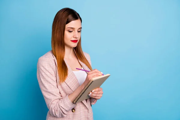 Foto di focalizzato executive manager assistente ragazza scrivere università business report copybook usura buon look vestito di classe isolato su sfondo di colore blu — Foto Stock