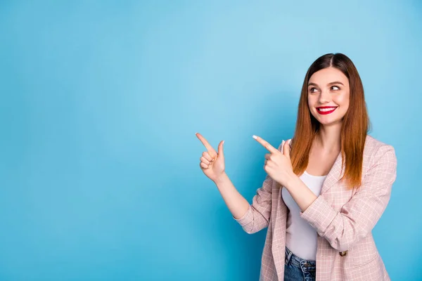 Retrato de positivo confiante menina promotor ponto dedo copyspace demonstrar anúncios promo desgaste boa aparência roupas isoladas sobre fundo de cor azul — Fotografia de Stock