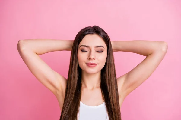 Foto de primer plano de la señora bastante tranquila encantado buen humor ojos cerrados siesta pensamiento brazos detrás de la cabeza desgaste casual blanco singlet aislado pastel rosa color fondo — Foto de Stock