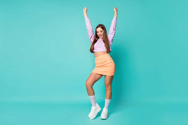 Full body photo of funky cool crazy lady lever les bras partie danse mouvement de jeunesse porter violet recadré pull nu abdomen orange jupe chaussures chaussettes isolé sarcelle couleur fond — Photo