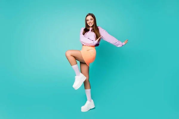 Full Size Profilfoto von flippigen Dame heben Bein gute Laune genießen Party tanzen Jugend bewegt tragen lila abgeschnittenen Pullover orange Rock Schuhe Socken isoliert teal Farbe Hintergrund — Stockfoto