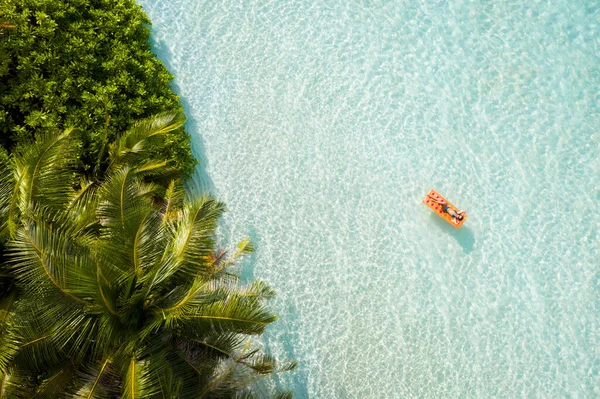 Topo acima do alto ângulo aéreo drone vista do ajuste menina atraente flutuando no colchão de borracha clara água do mar limpa harmonia idílica lazer tempo ensolarado direção famosa relaxar tranquilo tour país — Fotografia de Stock