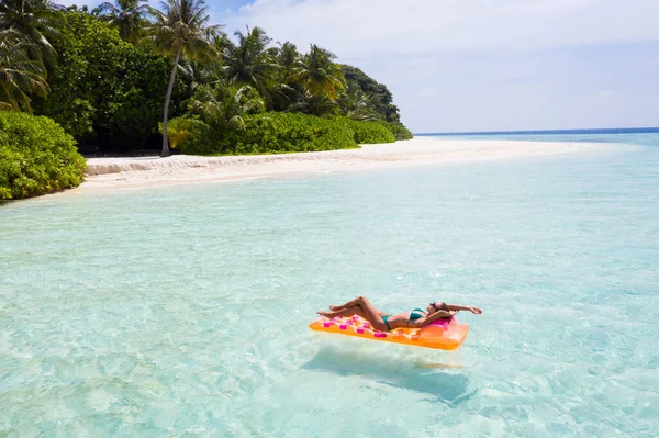 Nice fit slim fina atraente menina freelance vivendo na ilha flutuando no colchão de borracha água do oceano desfrutar de alegria calma selvagem verão turismo viagem imigração migração movimento realocação — Fotografia de Stock