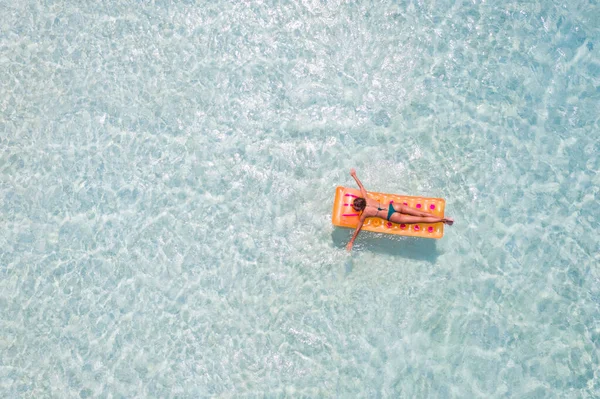 Topo acima do alto ângulo aéreo drone vista dela ela se encaixa magro agradável menina flutuando no colchão de borracha limpa transparente calma pacífica oceano água desfrutar de alegria ensolarado bom dia tranquilo lugar selvagem ilha — Fotografia de Stock