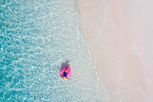 Topo acima do alto ângulo aéreo drone vista dela, ela atraente menina rica senhora chique flutuando no anel de borracha em água limpa transparente oceano desfrutar de alegria litoral tempo ensolarado agência de turismo exclusivo — Fotografia de Stock