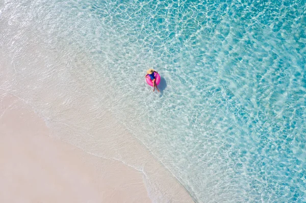 Topo acima do alto ângulo aéreo drone vista dela ela atraente menina flutuando no anel de borracha oceano água clara lazer desfrutar de alegria relaxar sol tempo destino Turquia plage spa recreação cuidados de saúde — Fotografia de Stock