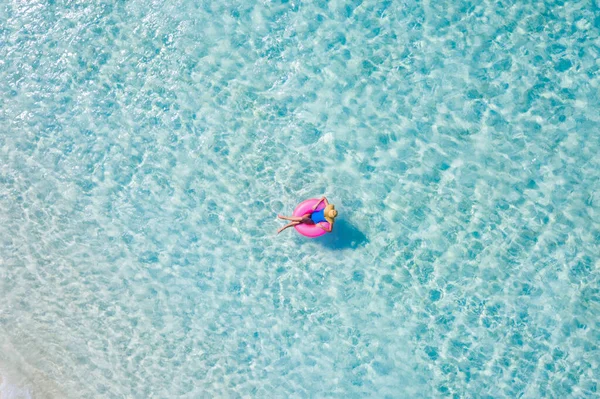 Topo acima alto ângulo aéreo drone vista dela ela atraente menina flutuando no anel de borracha no oceano água pura desfrutar de lazer sonho viagem fim de semana ensolarado dia tempo prazer — Fotografia de Stock