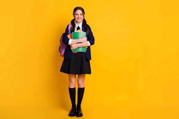 Pełne ciało zdjęcie pozytywne a-poziom student dziewczyna trzymać strony notatki gotowe nauka kursy materiał nosić jednolite buty odizolowane jasny połysk kolor tło — Zdjęcie stockowe