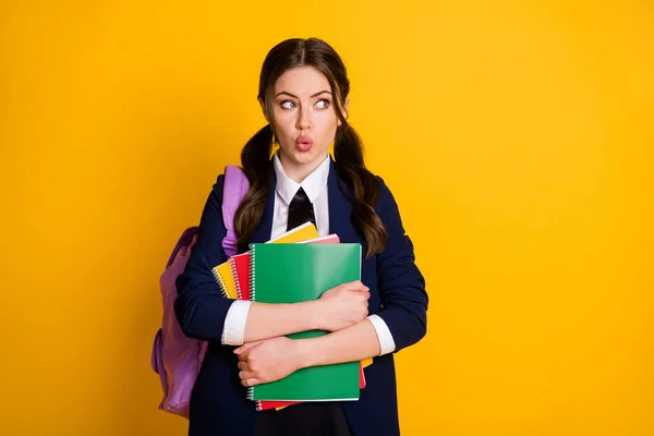 Retrato de adolescente chocado do ensino médio segurar muitos notebooks olhar copyspace cursos impressionados exame desgaste mochila saco isolado sobre brilhante brilho cor fundo — Fotografia de Stock