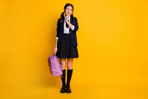 9月1日，她提着紫色的手袋回到学校，孤零零地躺在明亮而明亮的光泽的黄色背景上 — 图库照片