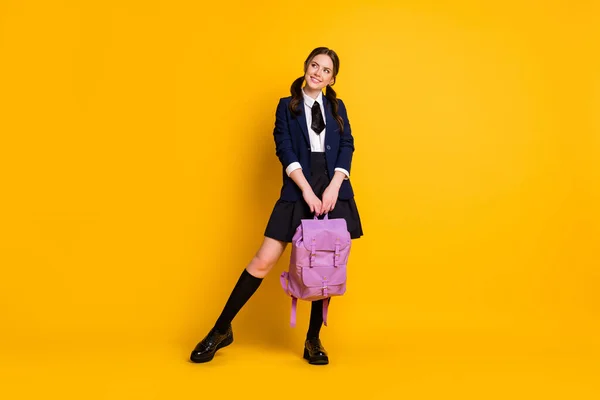 Foto de longitud completa de curioso considerar chica de la escuela secundaria celebrar mochila mirada copyspace disfrutar de horario de lección académica aislado sobre brillante brillo color fondo —  Fotos de Stock