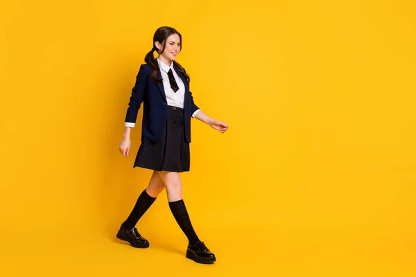 Foto lateral de perfil de cuerpo completo de estudiante universitario positivo ir a pie cursos de conferencias llevan buen aspecto zapatos uniformes aislados de color brillante fondo — Foto de Stock