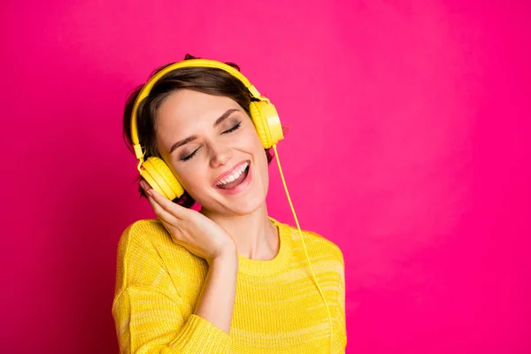 Porträt von positiven fröhlichen Mädchen haben freie Zeit Wochenende haben Headset hören Lieblingslied singen tragen Pullover isoliert über Glanz Farbe Hintergrund — Stockfoto