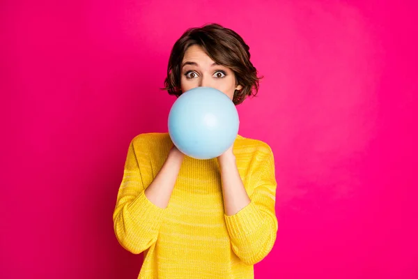 Retrato de linda chica joven encantadora divertida tienen ocasión festiva preparar partido golpe inflar globo desgaste vívido puente aislado sobre brillo color fondo — Foto de Stock