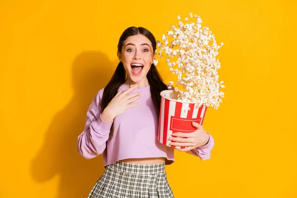Porträt von erstaunt enthusiastische Mädchen beobachten unglaubliche funky Serie halten große Box Popcorn fliegen tragen Pullover kariert isoliert über hellem Glanz Farbe Hintergrund — Stockfoto