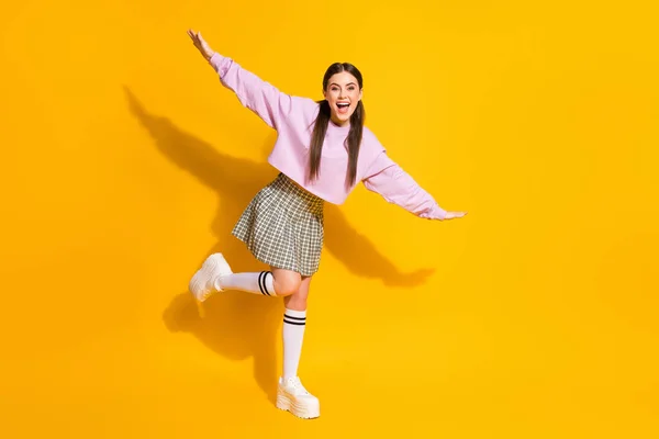 Foto in voller Größe von ehrlichen Inhalt energetische Jugend Mädchen halten Hände vorstellen, sie fliegen wie ein Vogel tragen karierte Turnschuhe Schuhe isoliert über helle Farbe Hintergrund — Stockfoto