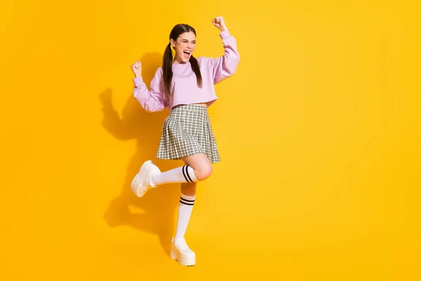 Comprimento total do corpo tamanho vista dela ela agradável atraente encantador alegre alegre menina dançando se divertindo celebrando isolado no brilho vívido brilhante cor amarela vibrante fundo — Fotografia de Stock