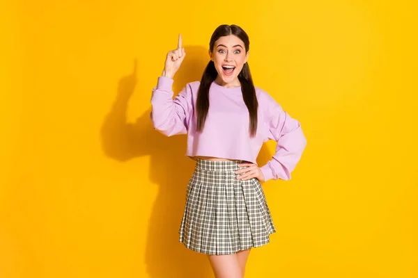 Portret zadziwionej szalonej dziewczyny myśleć myśli uzyskać wspaniały pomysł pod wrażeniem podnieść palec wskazujący krzyczeć wow omg nosić szach różowy sweter odizolowany na jasny połysk kolor tła — Zdjęcie stockowe