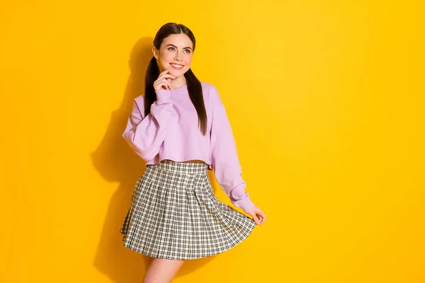 Retrato de menina interessada positiva olhar bom copyspace pensar pensamentos sobre seus fins de semana maravilhosos vestir estilo elegante roupas da moda isolado sobre fundo de cor brilhante — Fotografia de Stock