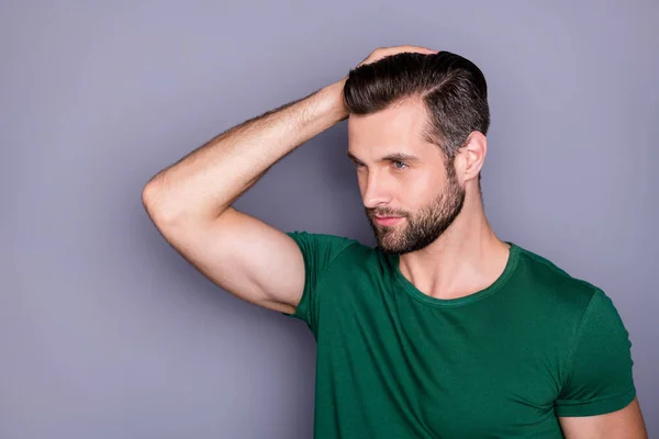 Retrato de macho hombre de ensueño mirada copyspace tacto mano de pelo probar nuevo procedimiento anti caspa desgaste ropa de estilo casual aislado sobre fondo de color gris — Foto de Stock