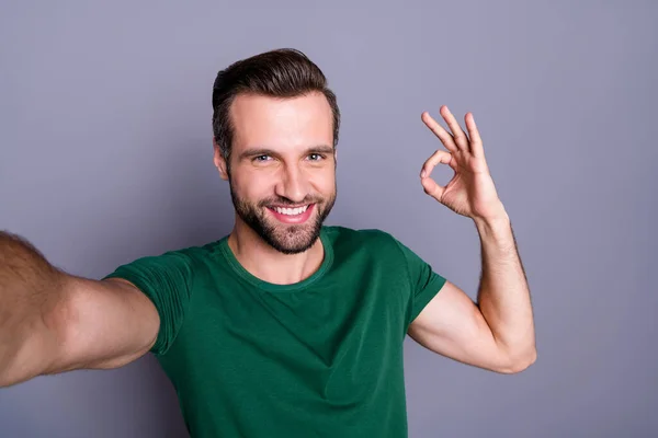 Retrato de chico alegre positivo hacer selfie disfrutar viaje de fin de semana caminar desgaste buen traje de aspecto aislado sobre fondo de color gris — Foto de Stock