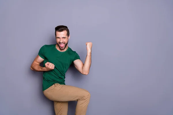 Ritratto di felice pazzo funky uomo vincere le vendite della lotteria alzare i pugni urlare sì indossare vestiti buon look isolato su sfondo di colore grigio — Foto Stock