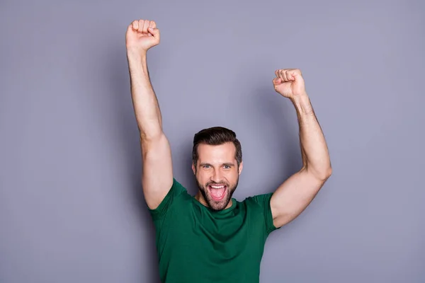 Портрет екстатичного щасливчика чути лотерею виграти поразку від коронавірусу крик так підняти кулаки носять повсякденний стиль одягу ізольовані на сірому кольорі — стокове фото