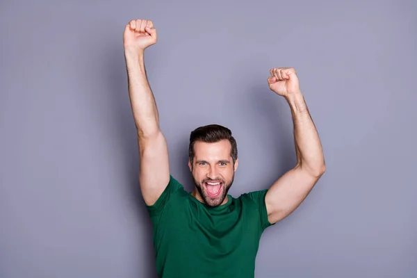 Retrato de extático sortudo homem ouvir loteria vitória coronavírus derrota gritar sim levantar punhos usar roupas de estilo casual isolado sobre fundo cor cinza — Fotografia de Stock