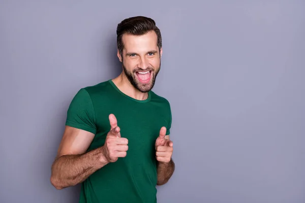Φωτογραφία του ελκυστικού όμορφος άντρας καλή διάθεση άμεση δάχτυλα προς τα εμπρός επιλέξτε πρόσωπο υποψήφιος νέος πρόσληψη κενών θέσεων πρόσωπο φορούν casual πράσινο t-shirt απομονωμένο γκρι χρώμα φόντο — Φωτογραφία Αρχείου