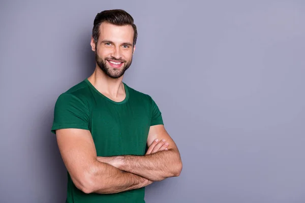 Foto van aantrekkelijke man zakenman baas werknemer nette kapsel borstel glimlachen stralen goed humeur armen gekruist dragen casual groen t-shirt geïsoleerde grijze kleur achtergrond — Stockfoto