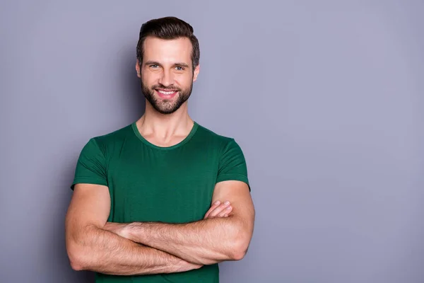 Foto di attraente uomo d'affari uomo capo lavoratore persona pulito acconciatura setola sorridente teletrasporto buon umore braccia incrociate usura casual verde t-shirt isolato colore grigio sfondo — Foto Stock