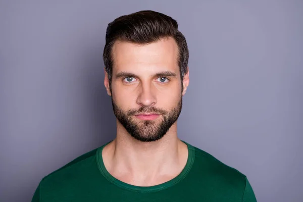 Closeup foto av macho attraktiv fyr perfekt utseende pyntet hårbørste ikke smilende smarte øyne gå med tilfeldig grønn t-skjorte isolert grå bakgrunn – stockfoto