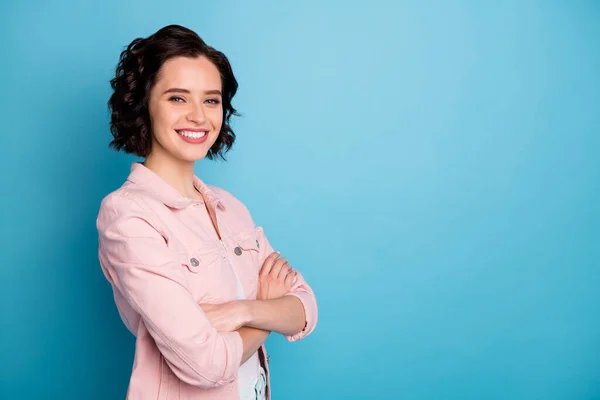 Profil foto av attraktiv vacker dam kort svart frisyr självsäker affärskvinna armar korsade vänliga strålande leende slitage casual rosa denim jacka isolerad blå färg bakgrund — Stockfoto