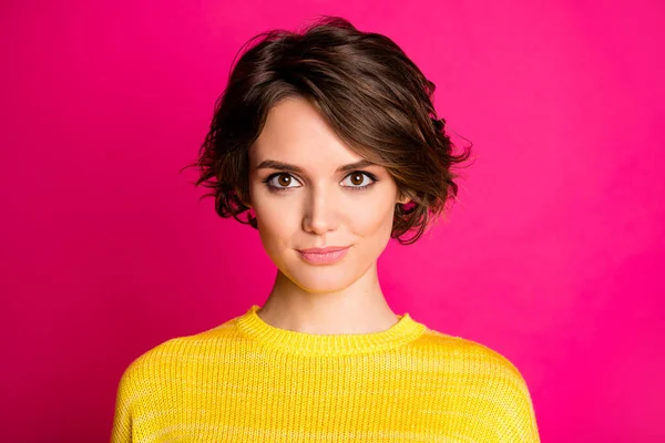 Portret fajnej uroczej dziewczyny czuć się pewnie niezależny jak prawdziwy przedsiębiorca freelancer nosić pullover izolowane na żywe tło kolorów — Zdjęcie stockowe