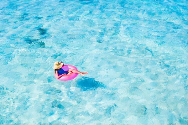 Topo acima alto ângulo aéreo drone vista dela ela slim ajuste menina esbelta flutuando no anel de borracha na piscina de água do mar piscina dia sonho desfrutando de relaxar destino tempo ensolarado ao ar livre — Fotografia de Stock