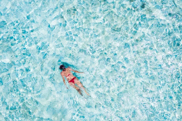 Arriba arriba de alto ángulo vista aérea del dron de su ella slim fit esbelta chica buceo bajo el cristal azul limpio agua de mar claro disfrutando de la alegría relajarse soleado clima caliente sueño Bali Indonesia salvaje plage — Foto de Stock