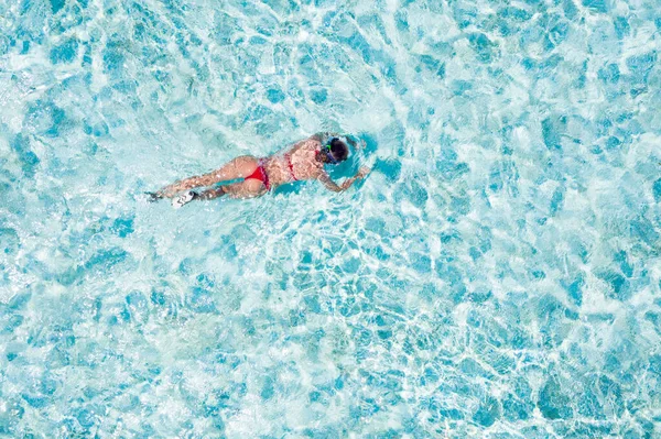 Arriba arriba de alto ángulo vista aérea del dron de su ella slim fit esbelta chica deportiva buceo bajo cristal azul puro agua de mar clara explorar arrecife de coral soleado clima caliente día soñar despierto — Foto de Stock