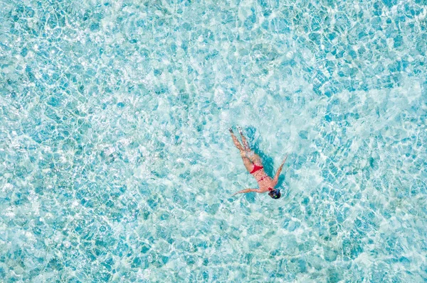 Topo acima do alto ângulo aéreo drone vista dela ela menina mergulho puro azul limpo mar claro piscina de água piscina desfrutando de alegria relaxar recreação spa paraíso lugar eco calma turismo destino — Fotografia de Stock