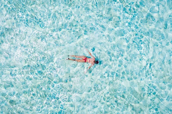 Topo acima alto ângulo aéreo drone vista dela ela menina mergulho puro azul limpo oceano claro piscina de água desfrutando de alegria relaxar luxuoso destino aberto fronteiras paraíso lugar turismo destino — Fotografia de Stock