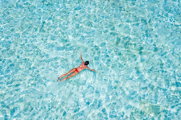 Yüksek açılı, temiz, temiz, temiz okyanus suyu havuzlu kızın havuz manzarası. Keyifle dalıyor. Lüks otellerde dinleniyor. — Stok fotoğraf